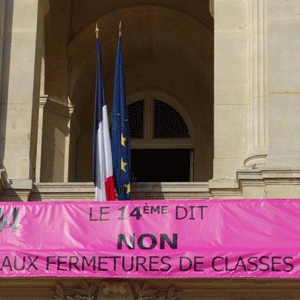 Banderolle sur la Mairie du 14e