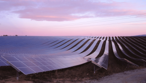 Panneaux photovoltaïques au coucher du soleil, commune des Mées (Alpes-de-Haute-Provence, France)
